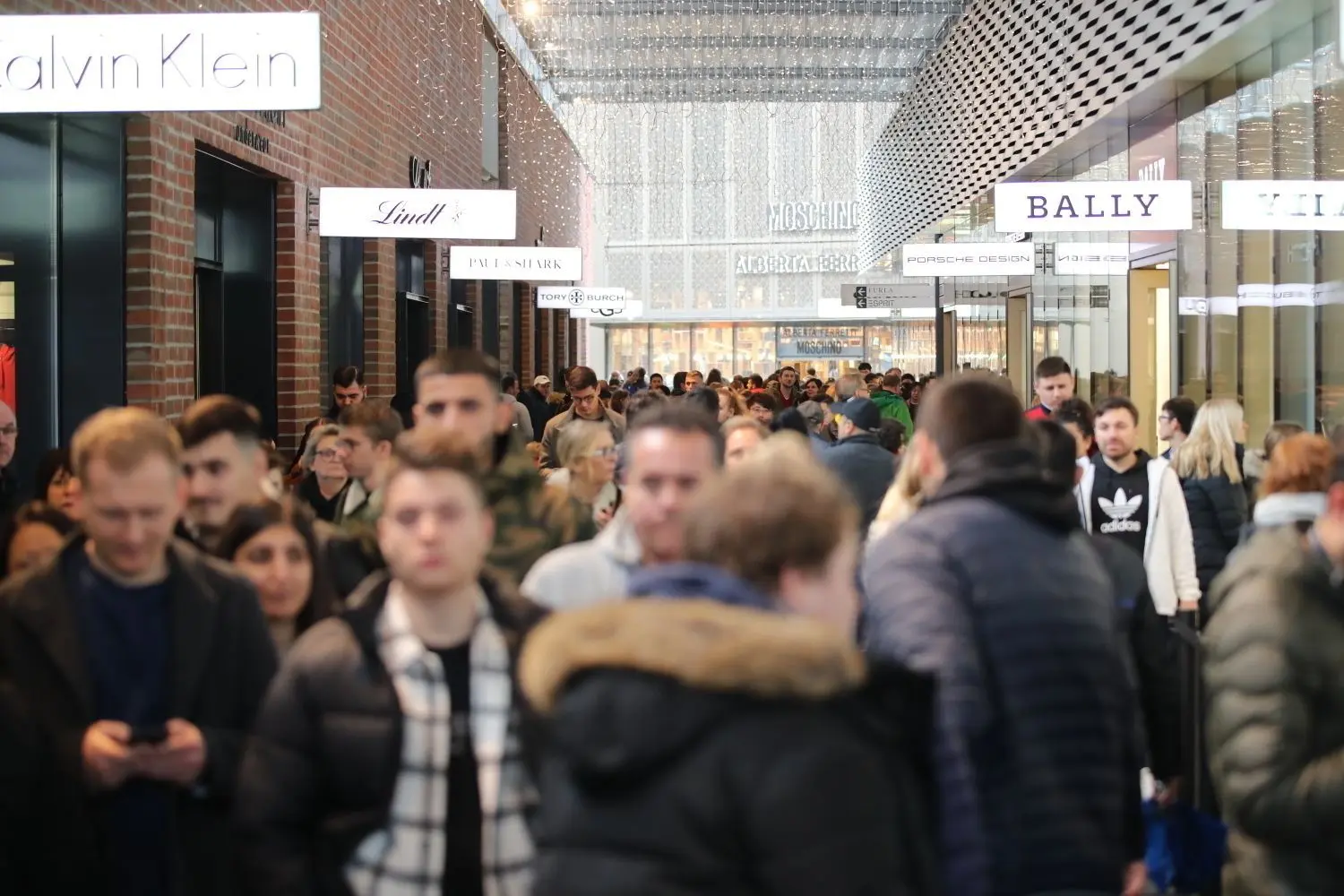 An manchen Tagen ist die Menschenmasse in der Outletcity gewaltig. Dann ist auch auf den Straßen mehr los, als den Anwohnern lieb ist.⇥