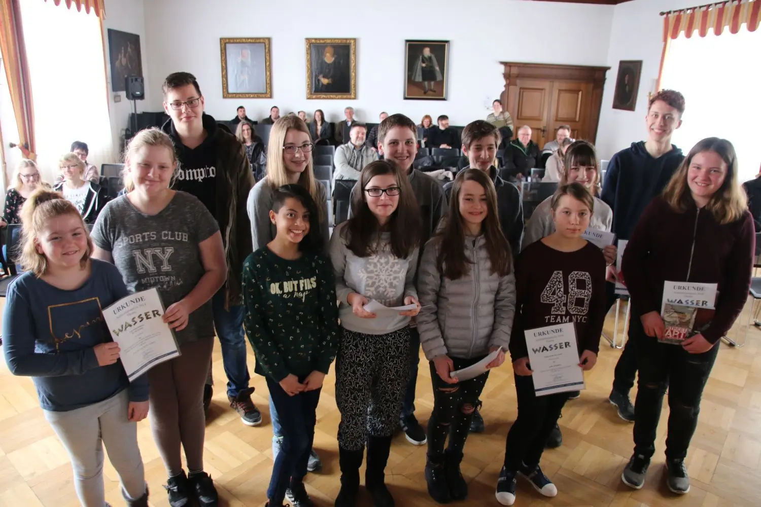 Die bei der Verleihung anwesenden Preisträger (von links): Soraya Sülz, Melissa Nachbauer, Leonard Mustafa, Jessica Schust, Sabrina Stadelmaier, Sofia Klein, Luca Wolf, Kimberly Röthke, Hannes Dambacher, Lilli Schneider, Emily Hirth, Julian Frey, Pauline Hess.⇥