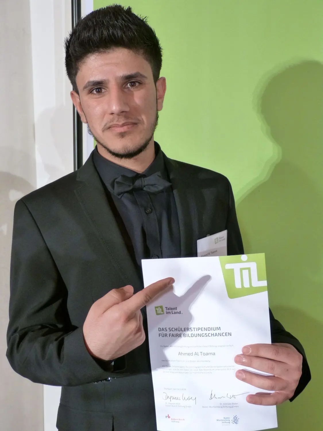 Der junge syrische Flüchtling besucht die Urspringschule in Schelklingen. Er wurde nun in das Stipendienprogramm "Talent im Land" der Baden-Württemberg Stiftung und der Robert Bosch Stiftung aufgenommen. Kultusministerin Dr. Susanne Eisenmann überreicht die Urkunde, Schulleiter Dr. Rainer Wetzler begleitete Al Toama.⇥