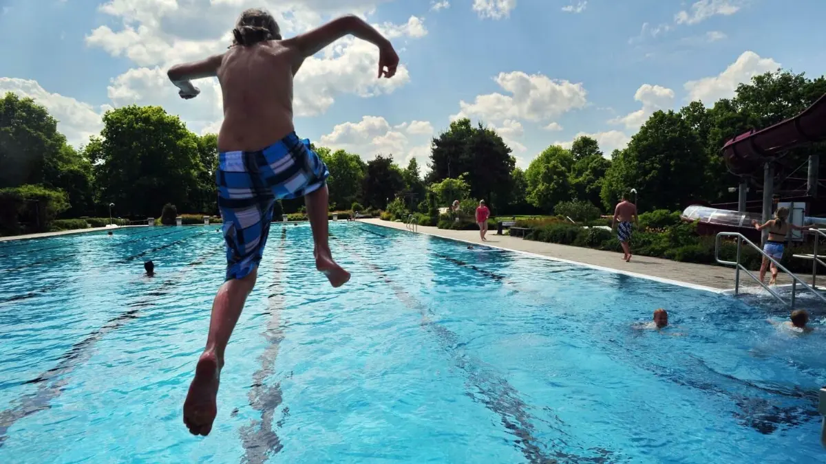 Das Freibad in Weißenhorn wird 50.⇥
Freibad Weißenhorn,springen, junge Badegäste, Badegast, Kinder, Sprung ins Wasser