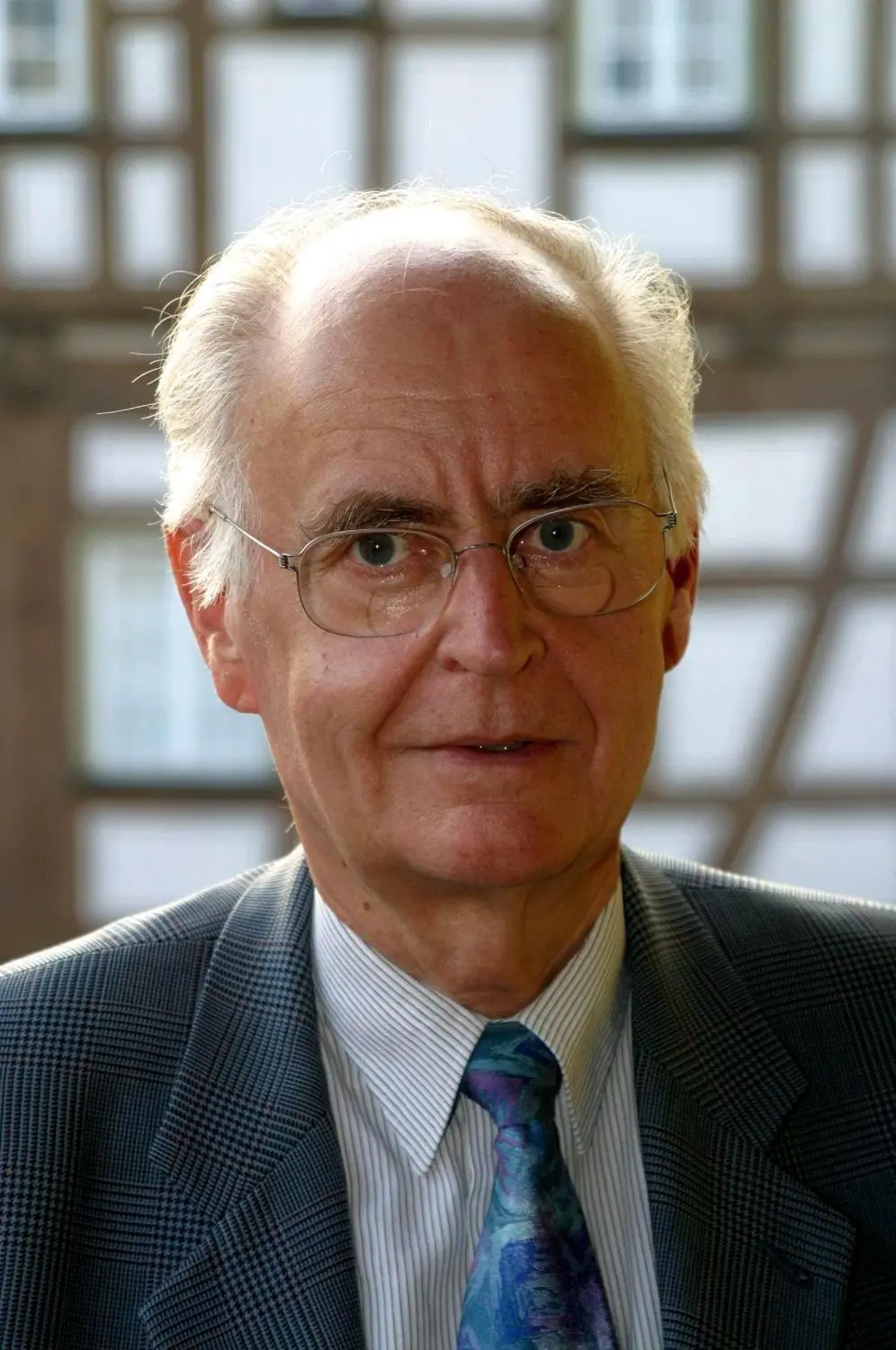Hans König, wie ihn „seine“ Gaildorfer kannten. Von 1966 bis 1986 war er Bürgermeister der Stadt. Unsere Bilder zeigen ihn vor seiner Wahl zum Stadtoberhaupt (rechts oben) und an einem seiner letzten Arbeitstage im Rathaus.