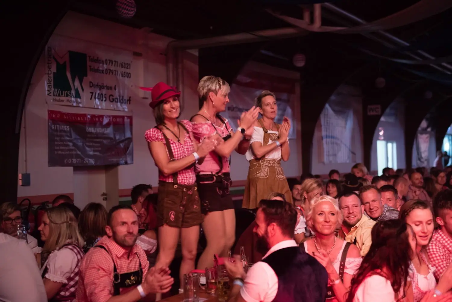 Stimmung in der Körhalle. Unter der weiß-blau-geschmückten Hallendecke steigt das Oktoberfest. Dirdnl und Krachlederne sind bei solchen Ereignissen geradezu Pflicht. Für die passende Musik sorgten die Partyräuber. ⇥
