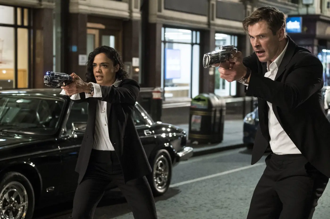 Die neuen „Men in Black“ sind nicht nur Männer: Agent M (Tessa Thompson) und Agent H (Chris Hemsworth).⇥Foto: Sony