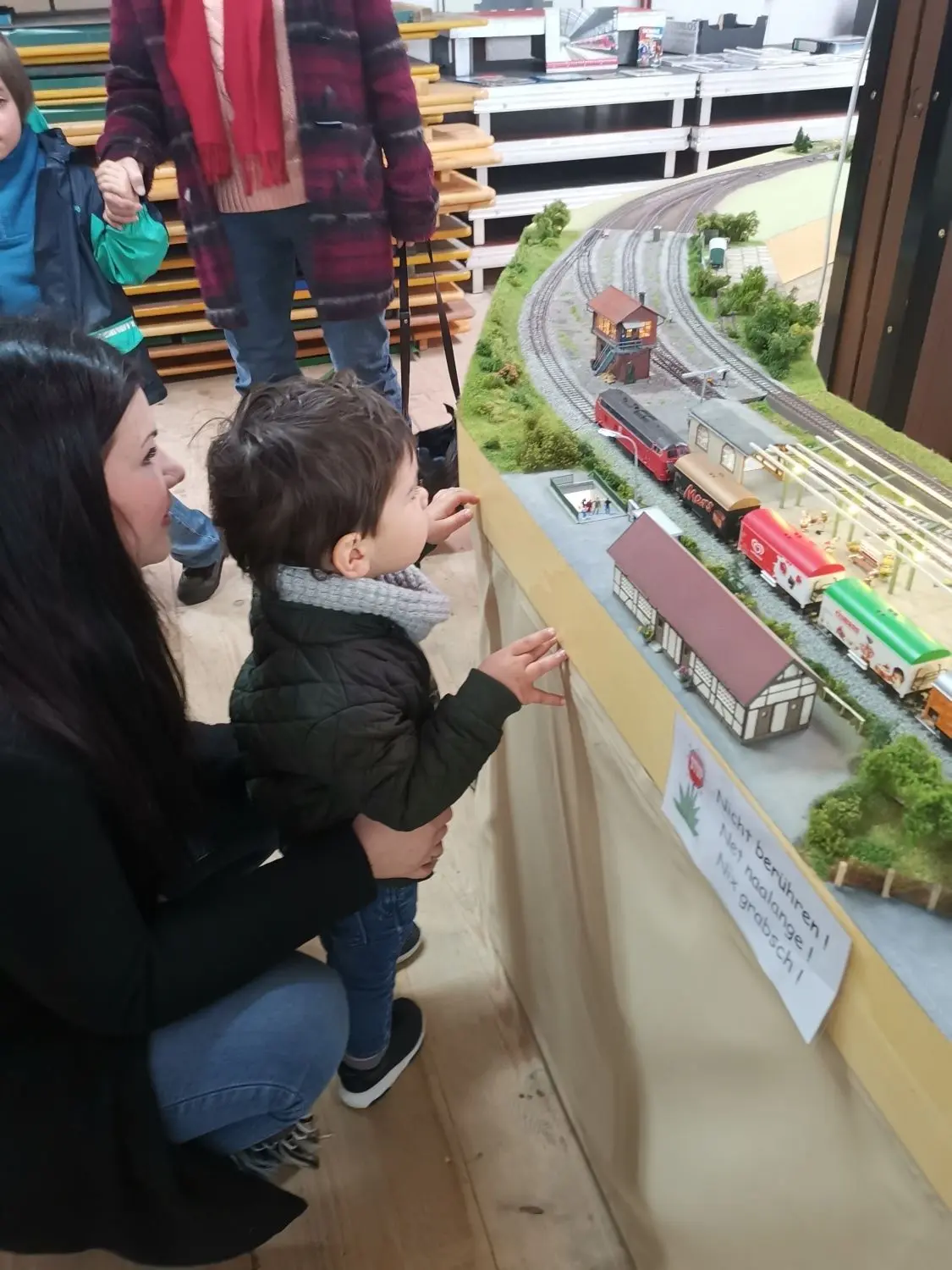 Der zweijährige Andrew ist mit seiner Mutter Lisa Cahill zur Ausstellung gekommen – und ist fasziniert von den Zügen.