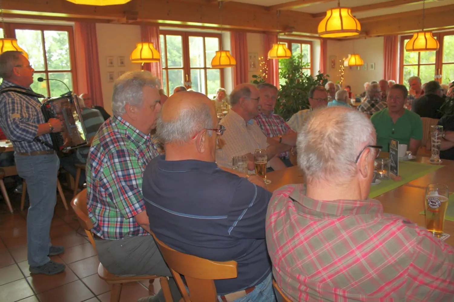 Im Gasthaus „Zum Brückle“ in Illerzell, einem Stadtteil von Vöhringen, wird regelmäßig musiziert und gesungen.