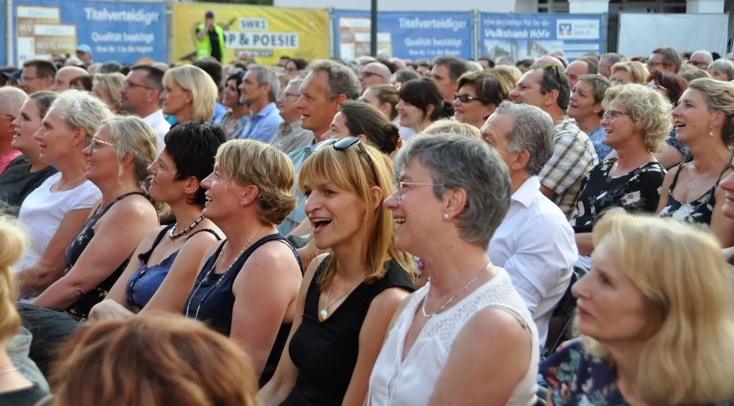Lauer Sommerabend, heiße Evergreens und das Publikum singt mit.