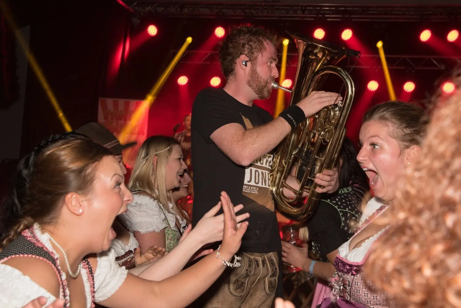 „Party machen und die Sau rauslassen“: Beim Oktoberfest herrscht für ein paar Stunden der Ausnahmezustand, insbesondere wenn die Partyräuber sich ins Publikum begeben. Das Personal hat alle Hände voll zu tun. ⇥