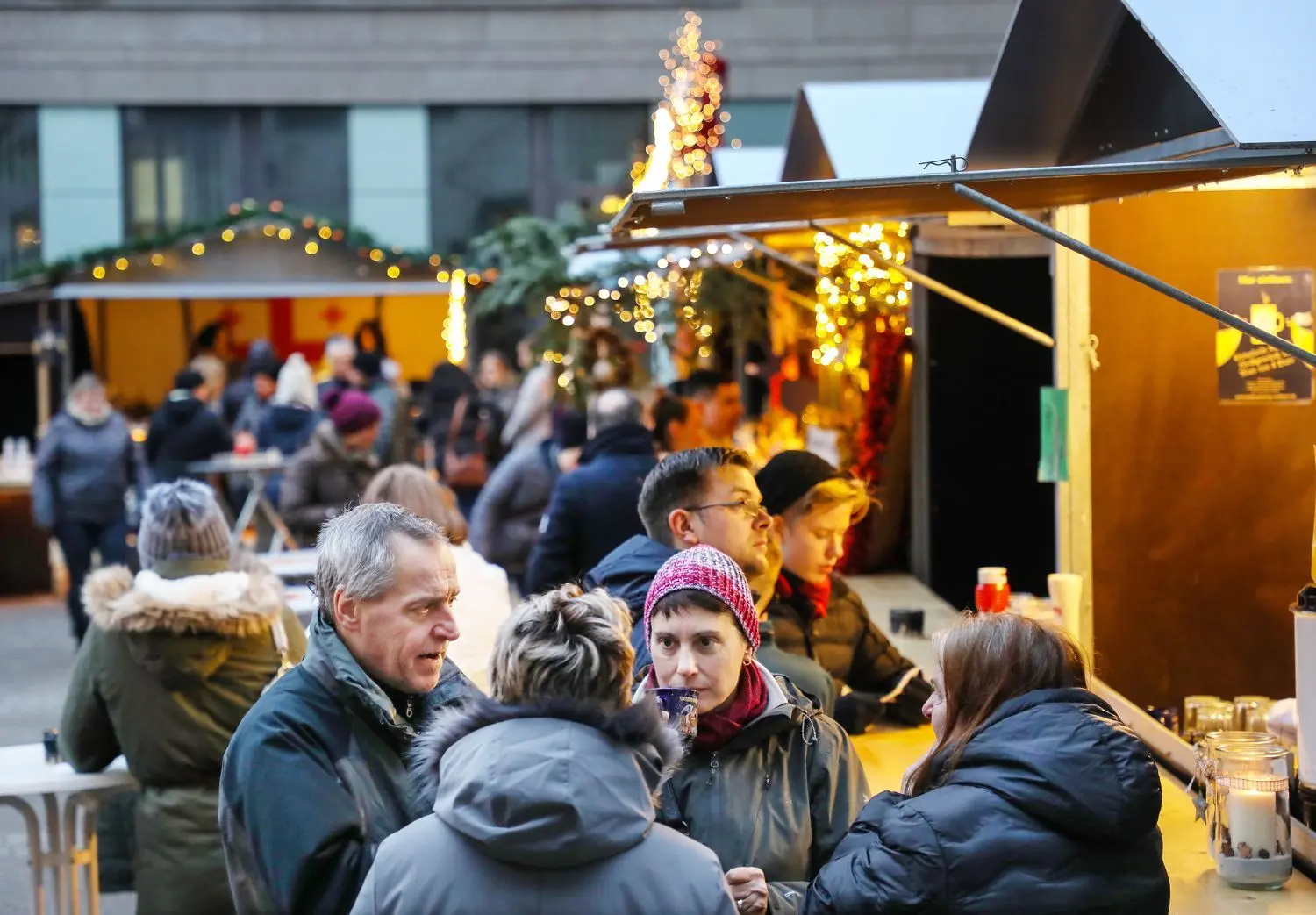 Der Glühwein am Holztresen schmeckte vielen Besuchern. Am vierten Adventswochenende gibt es keinen Markt mehr, aber Feuerzangenbowle – sowohl als Film wie auch als Getränk.
