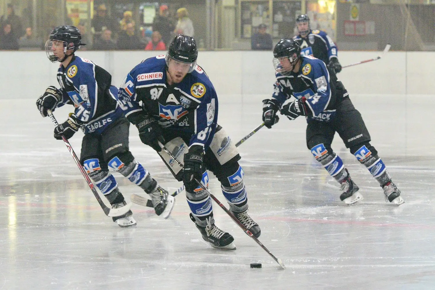 So wünscht man sich das Reutlinger Eishockey: Die „Black Eagles“ schwärmen aus. Dennis Kramer (Mitte) stürmt mit dem Puck am Schläger nach vorne.  Lukas Borchert (rechts) und Jan-Niklas Schmitt (links) orientieren sich ebenfalls ins gegnerische Drittel.⇥