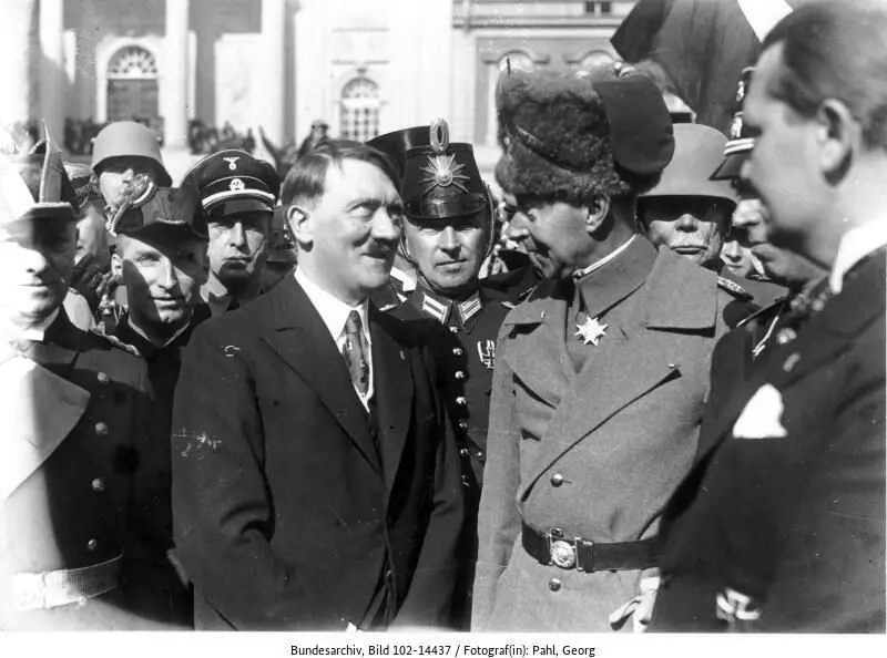 Hitler und der Deutsche Kronprinz 1933 beim „Tag von Potsdam“ am 21. März 1933. ⇥