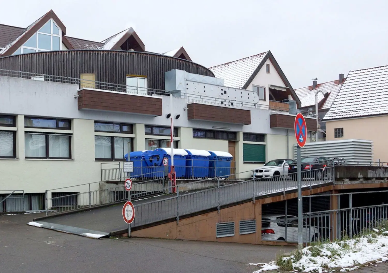 In den 1970er Jahren siedelte Bail ins Metzinger Industriegebiet aus. Aus dem Bail Bauzentrum entstand die Niederlassung von Kemmler Baustoffe und der toom-Baumarkt.