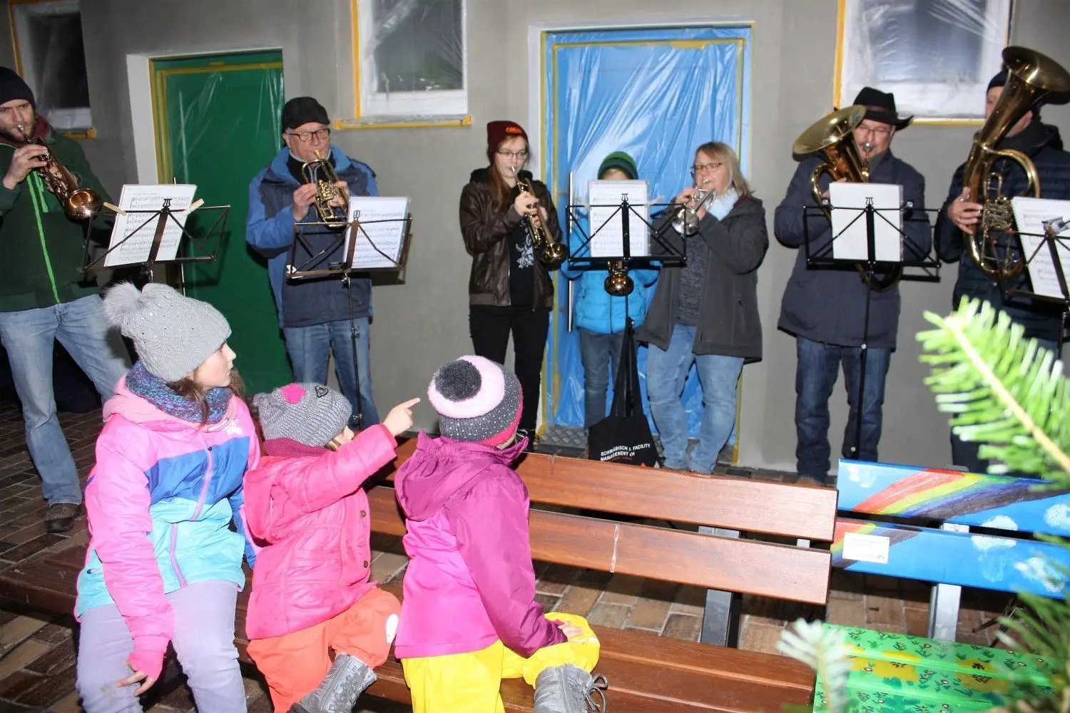 Die Adventstreff-Premiere im weihnachtlich dekorierten Schulhof in Unterrot war ein voller Erfolg. Der Posaunenchor Münster-Unterrot spielte Ständchen; Barbara Geist dirigierte den ungewöhnlichen Klangkörper aus Grundschülern und Gesangverein.