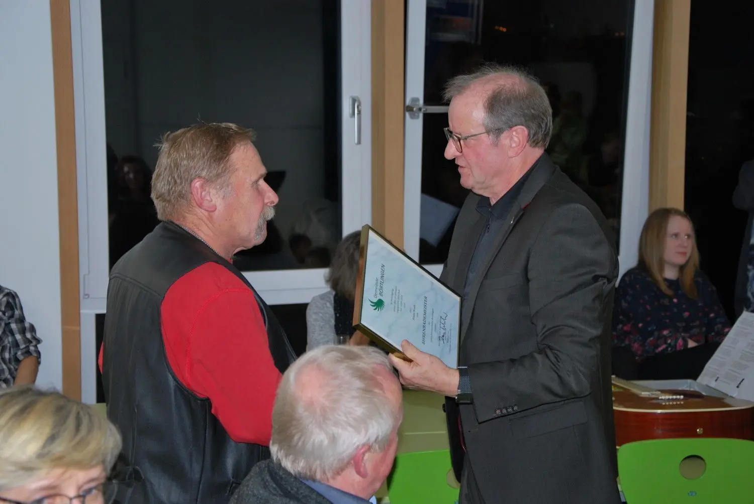 Bürgermeister Franz Wenka (rechts) ernennt Franz Koch zum „Ehrenbademeister“.