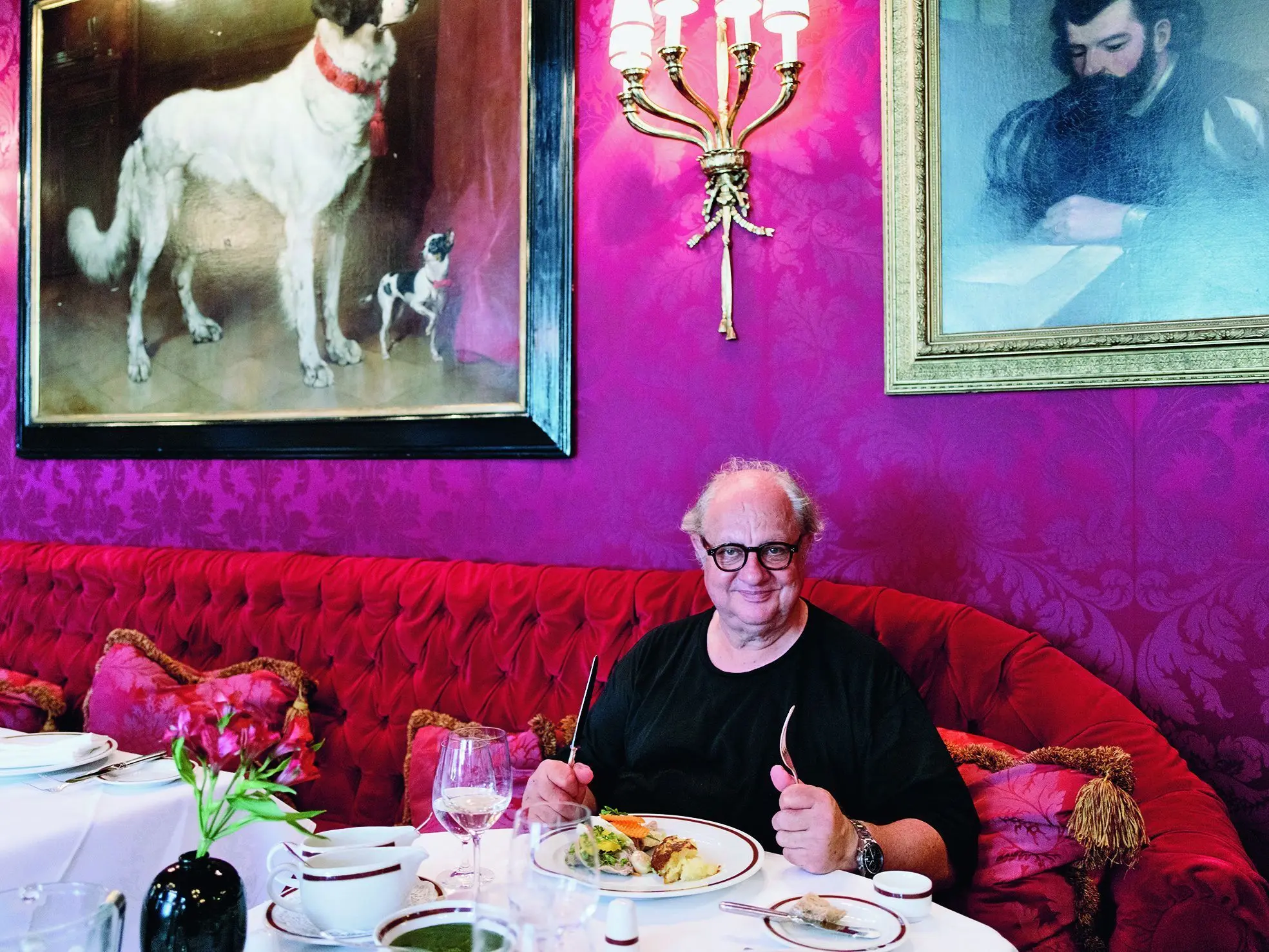 Vincent Klink isst in der Roten Bar des Hotel Sacher – ein Bild aus seinem Buch „Ein Bauch lustwandelt durch Wien“.⇥