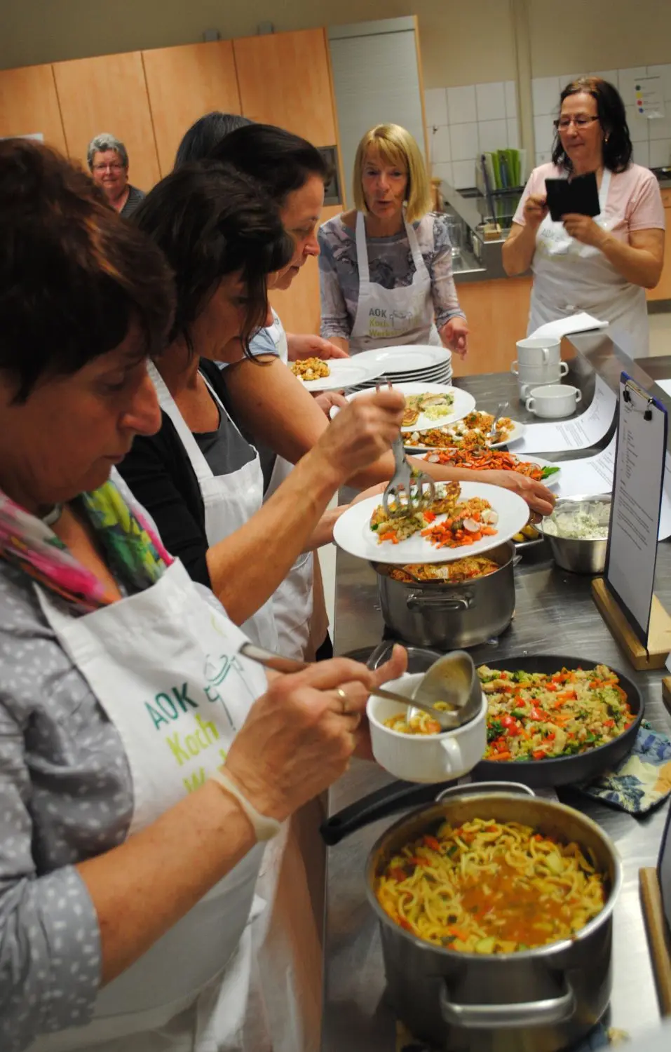 HZdlw Kochkurs 2018 in der Kaufmännischen Schule Hechingen (Alice-Salomon-Schule) mit Ernährungsberaterin Dr. Streicher, AOK⇥