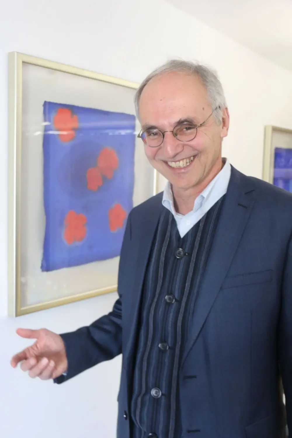 Hans Werner Schmidt mag die Bilder seiner Frau Jale in seinem Büro im Goethe-Institut. Selbst malen ist nichts für den 63-Jährigen, dafür singt er lieber, beispielsweise bei den „AchtLosen“. ⇥