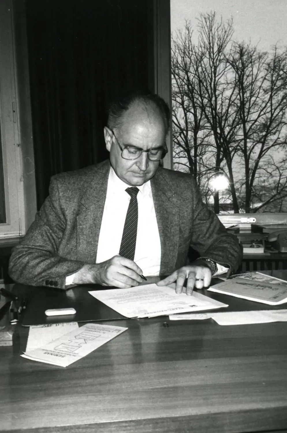 Hans König, waehrend einem seiner letzten Tage als Buergermeister der Stadt Gaildorf, undatiertes Archivfoto aus dem Jahr 1986⇥