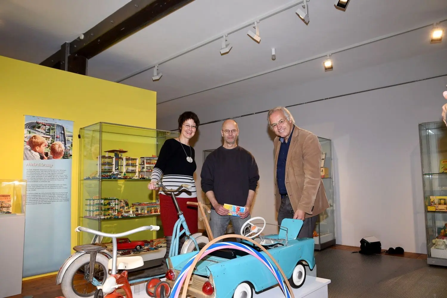 Dr. Martina Schröder, Sammler Jörg Bohn und Kulturamtsleiter Dr. Werner Ströbele erläutern das Konzept der Ausstellung „Das hab ich auch gehabt!“, die jetzt im Heimatmuseum zu sehen ist.