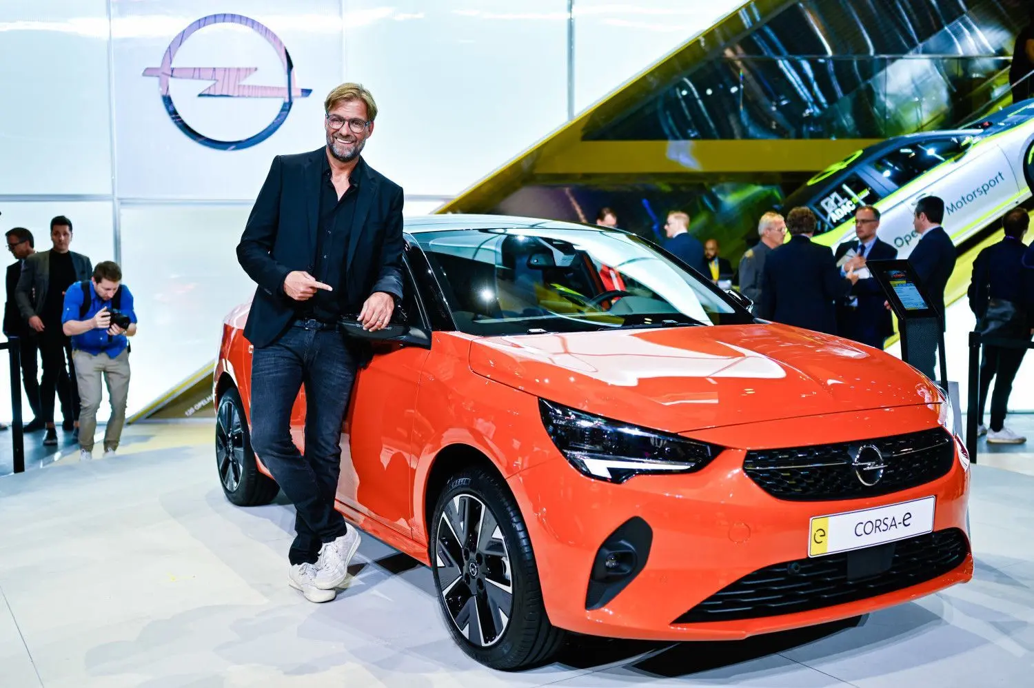 Jürgen Klopp, Trainer des FC Liverpool und Markenbotschafter von Opel, vor einem Corsa-E. ⇥