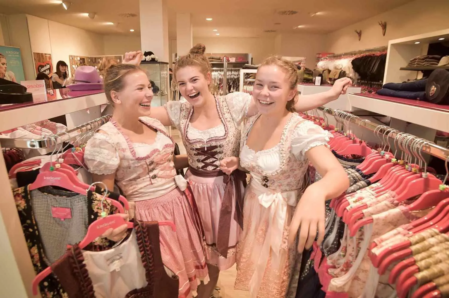 Leonie Holweger (16), Selina Schwarzbach (17) und Mareike Schick (18) bei der Anprobe im Trachtengeschäft. Sie legen sich ihr erstes Dirndl zu. ⇥