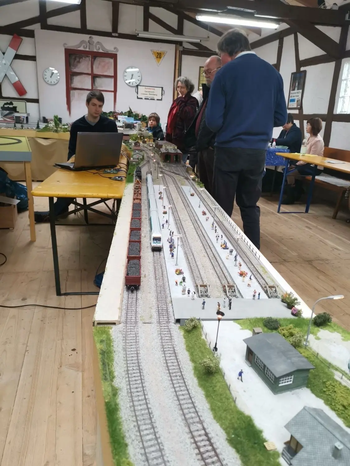 Die Anlage wird im Gerabronner Bahnhof von Hand gesteuert. Auch viele Erwachsene zeigen Interesse dafür.⇥