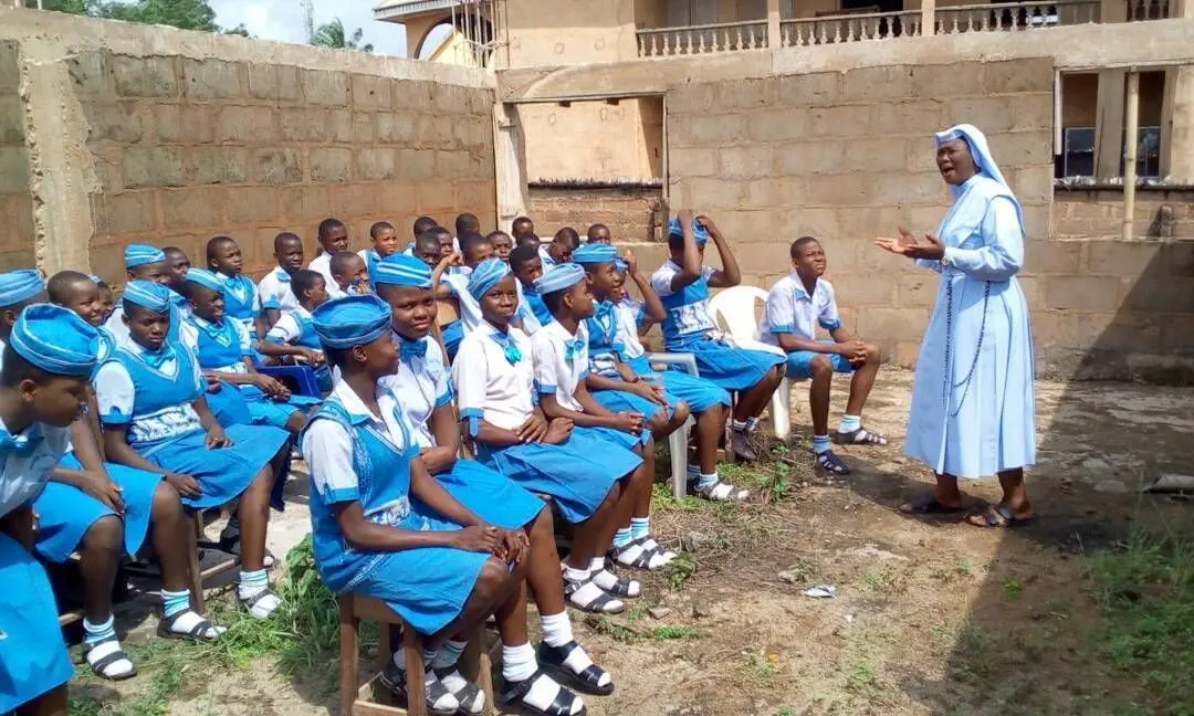Die katholische Privatschule „Immaculate Heart Secondary School“ in Uga in Nigeria braucht dringend ein Dach. ⇥