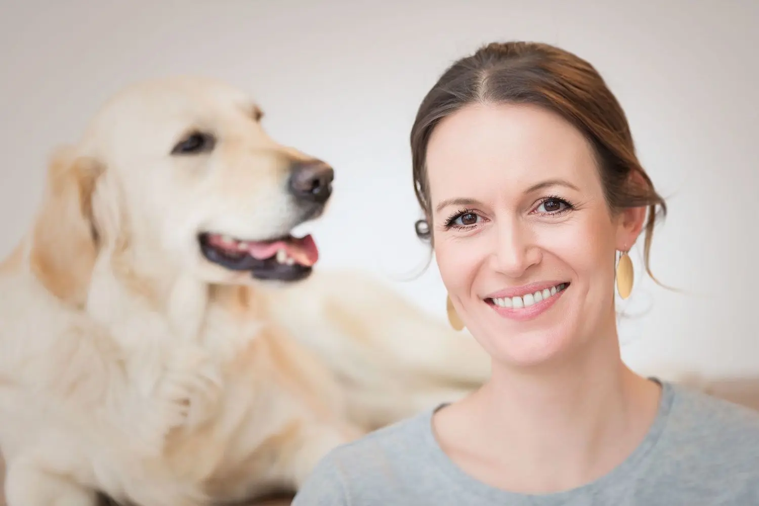 Gründerin Anna-Lena Klein mit ihrer Hündin Lilly.