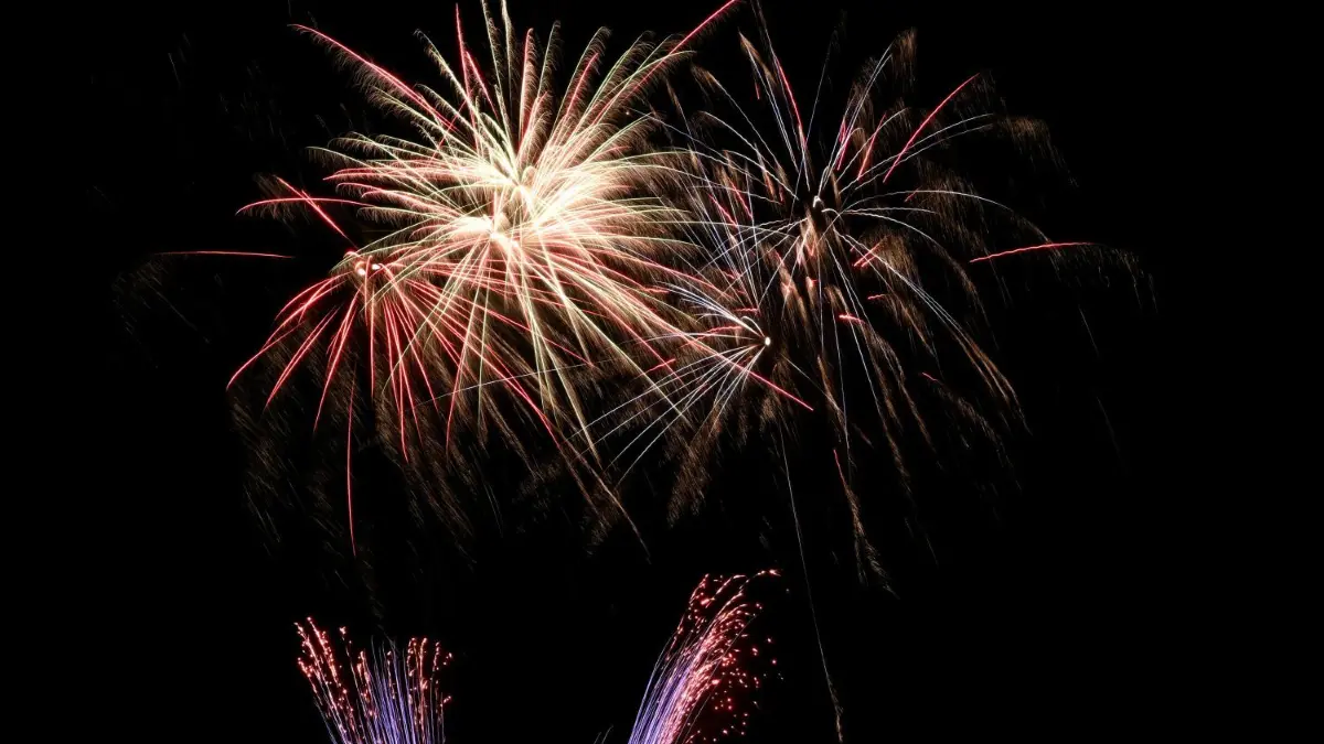 Da hat es geknallt: In Bonn gab es am Sonntagmorgen ein Feuerwerk — ausgerechnet vor dem Ulmer Teamhotel. (Symbolfoto)
15.12.2022, Bremen, Bremerhaven: Das Feuerwerksunternehmen Comet stellt seine neuesten Produkte für das Silvesterfeuerwerk bei einem Musterschießen vor. Comet setzt künftig auf Pyrotechnik mit weniger Plastikanteil. Ziel sei es, Kunststoffe bei Feuerwerkskörpern und Verpackungen vollständig zu vermeiden. Foto: Lars Klemmer/dpa +++ dpa-Bildfunk +++