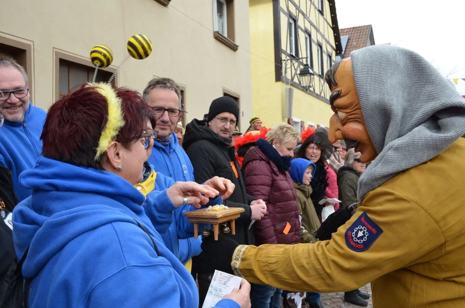 Ihre Bonbons und Schnäpse und sonstigen Leckereien präsentierten die Tischles-Rucker aus Kettenacker ganz fein auf dem Tischchen.