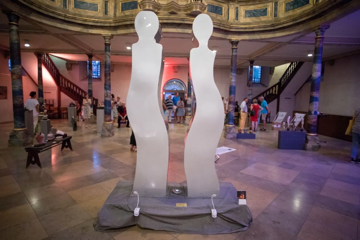 Bus-Stopp C: Auf dem Schlossplatz zeigen Giacinto Carlucci und Uwe Mayer Fotografien unter freiem Himmel – wie im Bild oben sogar im Wasser.  In der Stadtkirche stellen Mitglieder der Künstlergruppe ART 17  aus – unter anderem zeigt Herbert ­Häbich dort seine Metallobjekte.