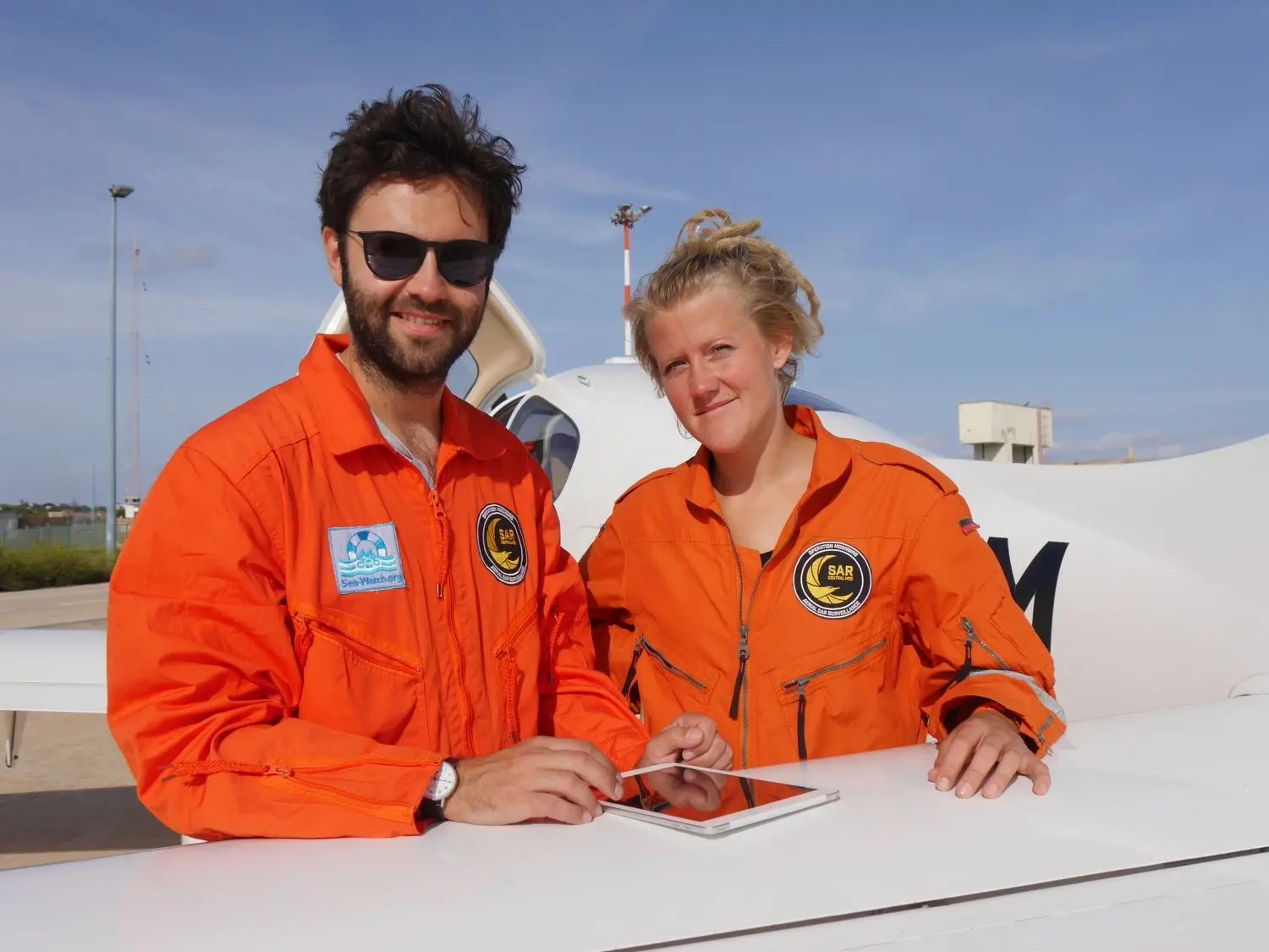 Nach der Mission werten Manos Radisoglou und Neeske Beckmann ihre Flugdaten und Bilder aus. Das Suchflugzeug war seit 2017 an der Rettung von 20.000 Menschen beteiligt. Nach Angaben von Sea-Watch ist davon auszugehen, dass mindestens 1000 von ihnen ohne den Einsatz der „Moonbird“ nicht entdeckt worden wären.