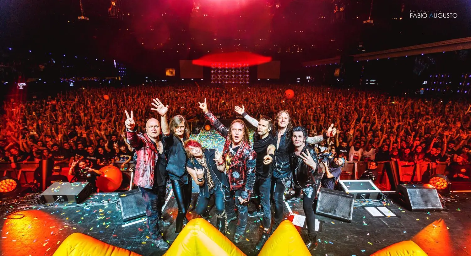 Die kommerziell sehr erfolgreiche Heavy-Metal-Band Helloween – hier bei einem Konzert vor 85 000 Fans in Wacken – gehört immer noch zu den größten Metal-Bands weltweit. ⇥