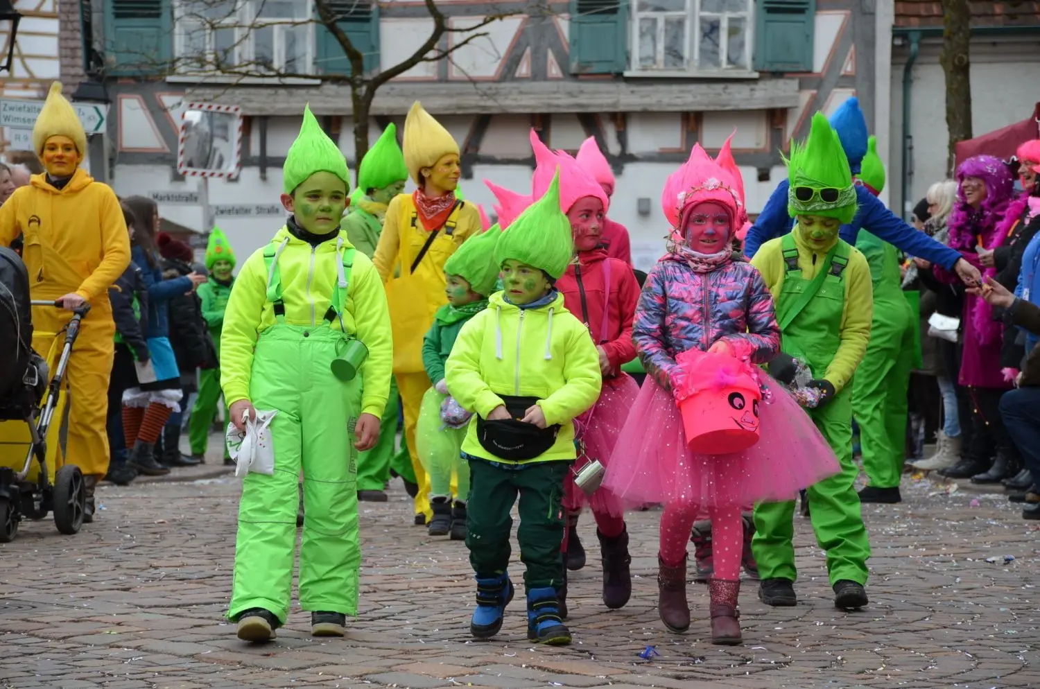 Kleine und große und vor allem sehr bunte Albtrolle spazierten durchs Städtle.