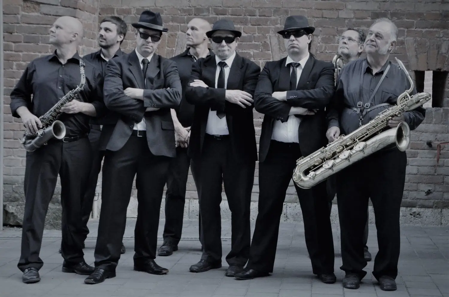 Unter den Trilby-Hüten aus dem „Blues Brothers“-Film steckt je ein Reischmann: (von links) Andy, Hans und Harry Reischmann mit ihren aktuellen Kollegen vom City Swingtett, das am Samstag sein 50-jähriges Bestehen feiert.⇥