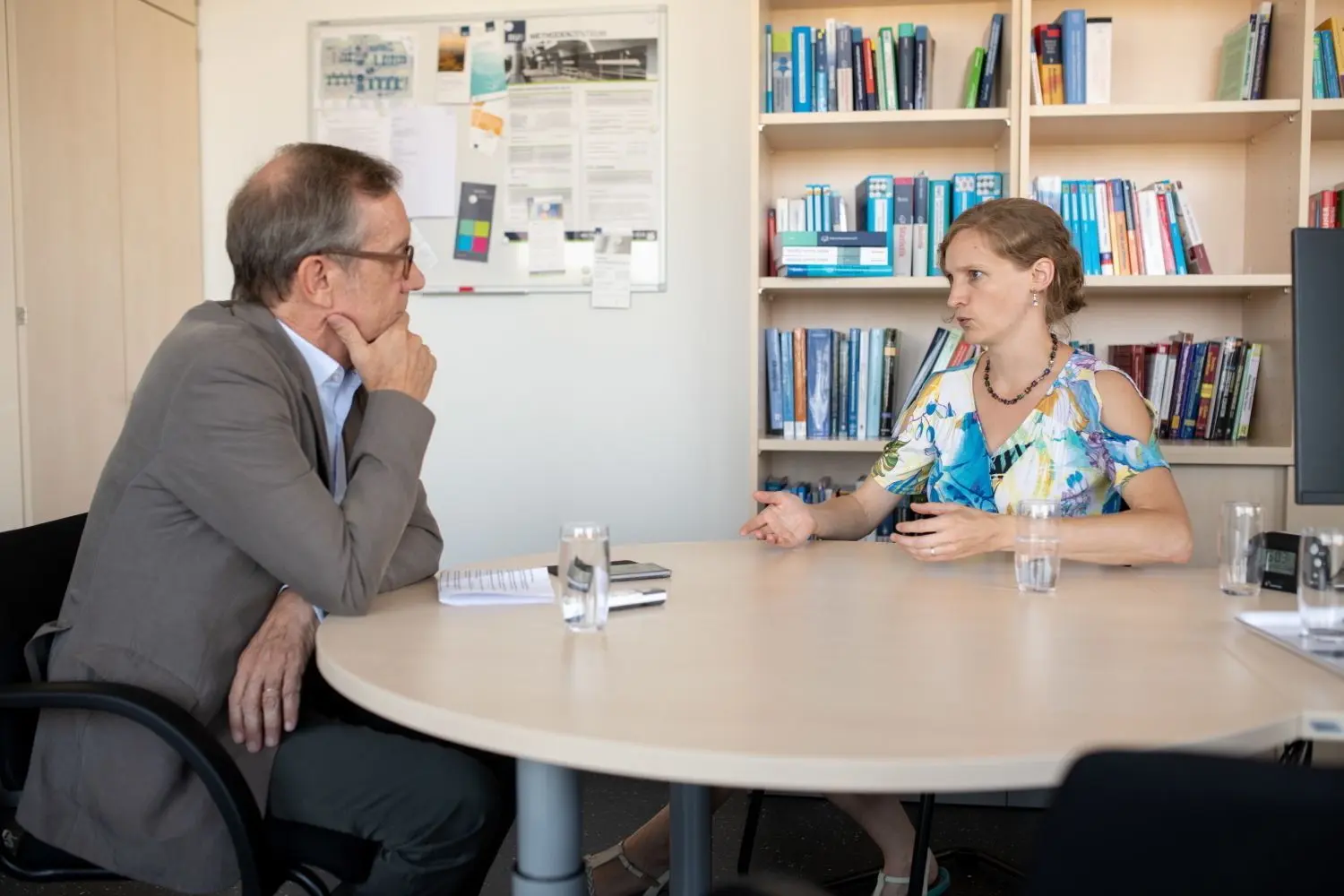 Maike Luhmann im Gespräch mit Journalist Gunther Hartwig.