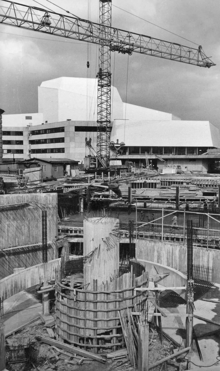 Großbaustellen gab’s in Ulm auch schon im Jahre 1969. Am 3. Oktober vor 50 Jahren wurde dann das neue Theater an der Olgastraße mit Bertolt Brechts „Leben des Galilei“ eröffnet. ⇥