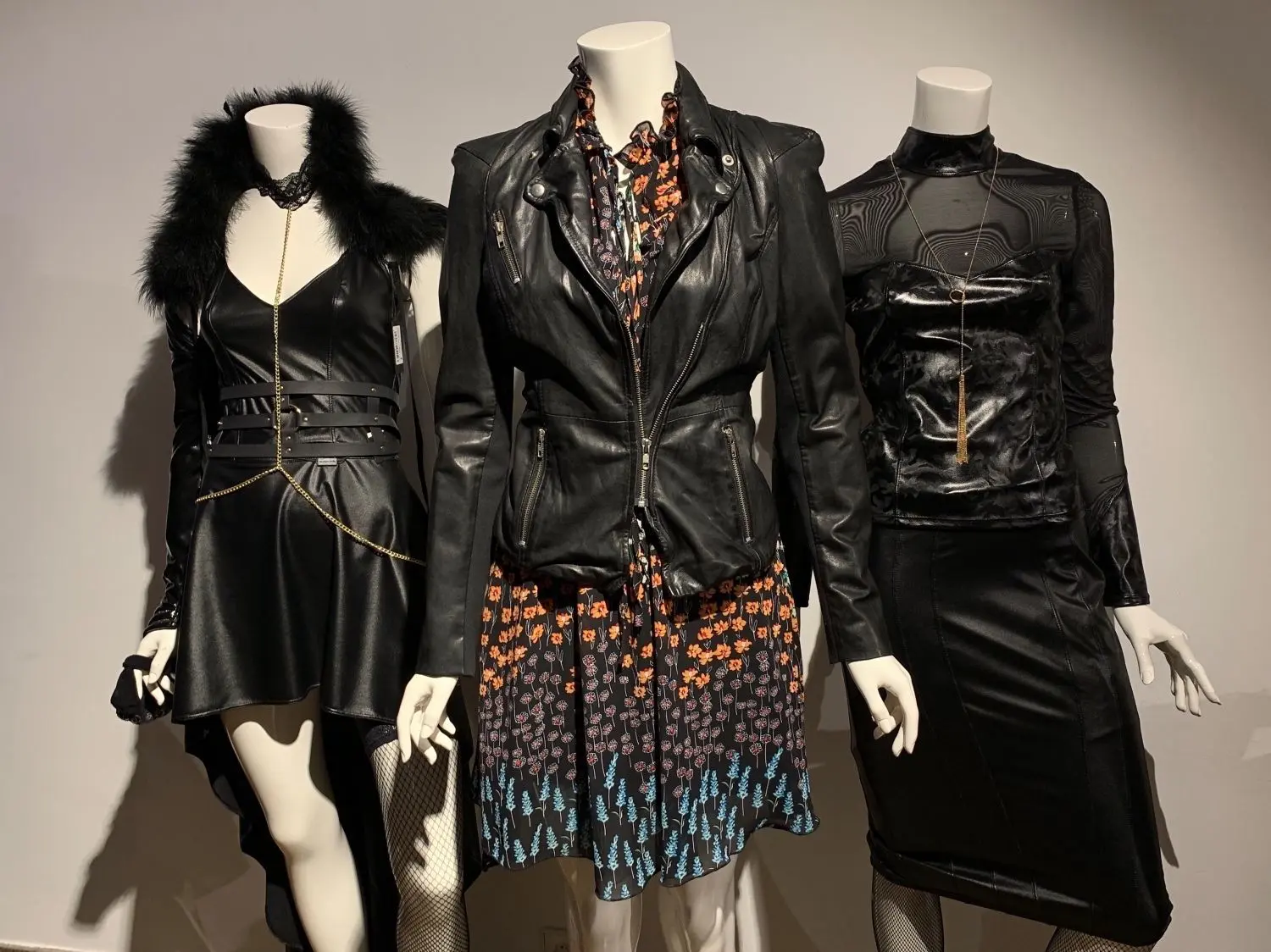 Das Geschäft startete bereits 1924 als „Karl Hohenstein Lederbekleidungsmanufaktur“. Das schlägt sich noch in einigen Produkten nieder, die sich deutlich weicher und angenehmer anfühlen als Importware.