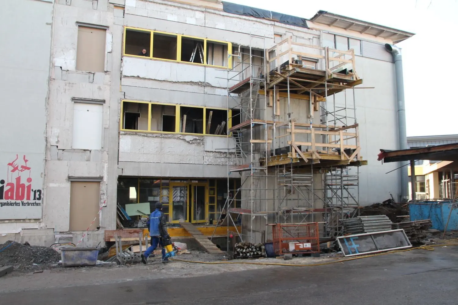 An der Fassade des Schwanenseegebäudes erkennt man bereits, wo der Fahrstuhl gebaut werden soll.⇥