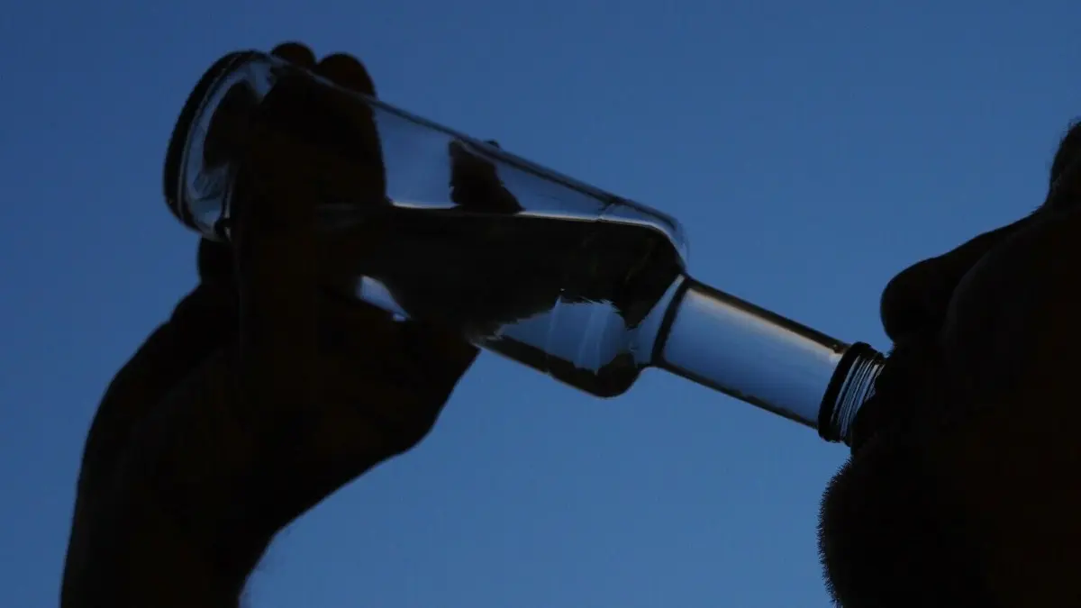 Wodka gehört für den Angeklagten (Beispielfoto) bis heute zu seinem Alltag. Den Konsum hat er aber deutlich reduziert.
14.07.2021, Brandenburg, Potsdam: Ein Mann trinkt am Abend aus einer kleinen Flasche Schnaps. In Brandenburg machen sich nach Angaben der Landesstelle für Suchtfragen die Auswirkungen der Corona-Pandemie durch einen spürbaren Zuwachs an Beratungen in Suchtberatungsstellen des Landes bemerkbar. (zu dpa «Mehr Nachfrage nach Suchtberatungen in Brandenburg» vom 15.07.2021) Foto: Soeren Stache/dpa-Zentralbild/dpa +++ dpa-Bildfunk +++