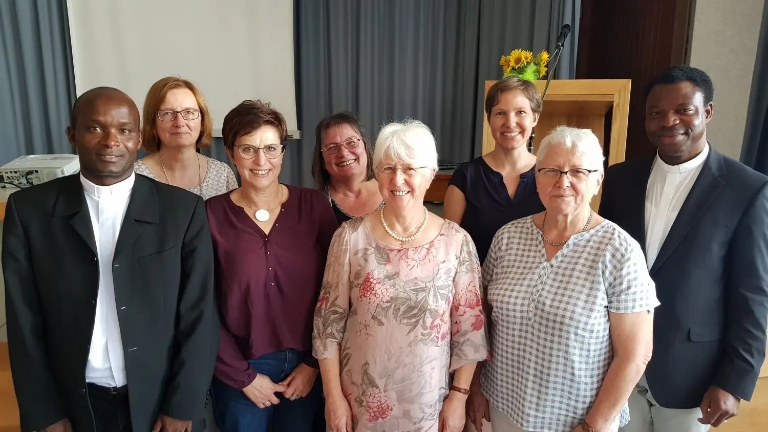 In Stimpfach engagiert im Projekt Miteinander für Afrika (von links): Pfarrer Francis (Projekt in Uganda), Brigitte Hauber, Angelika Betzler, Elfriede Munz, Marianne Schalch-Schlosser, Isabell Rathgeb, Maria Schips, Pfarrer Anthony (Projekt in Nigeria).⇥