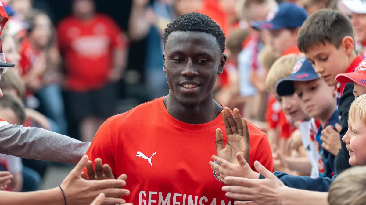 1. FC Heidenheim vs. 1. FC Koeln, Fussball, Bundesliga, 34. Spieltag, 2023/2024, 18.05.2024: Nachspiel-Fanfest 2023/2024 1. FC Heidenheim 1864 - Seedy Jarju (1. FC Heidenheim, #29)
1. FC Heidenheim vs. 1. FC Koeln, Fussball, Bundesliga, 34. Spieltag, 2023/2024, 18.05.2024,
Foto: Eibner-Pressefoto/Naman Kala
