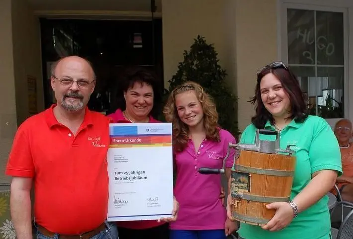 Im August 2012 feierten Dino, Marina, Alessandra und Diana De Fanti das 25-jährige Betriebsjubiläum. ⇥