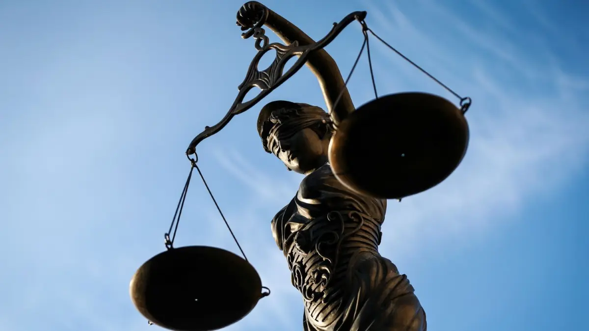 Ein Immobilien–Streit in Buckow wird erneut vor Gericht ausgetragen. (Symbolbild)
ARCHIV - SYMBOLFOTO - Eine Statue der Justitia hält in Bamberg (Bayern) eine Waage in ihrer Hand, aufgenommen am 09.09.2014. Am Landgericht Regensburg beginnt am 16.10.2017 der Mordprozess gegen einen 42-jährigen Mann, der seine Lebensgefährtin brutal erschlagen haben soll. Foto: David-Wolfgang Ebener/dpa +++(c) dpa - Bildfunk+++ | Verwendung weltweit