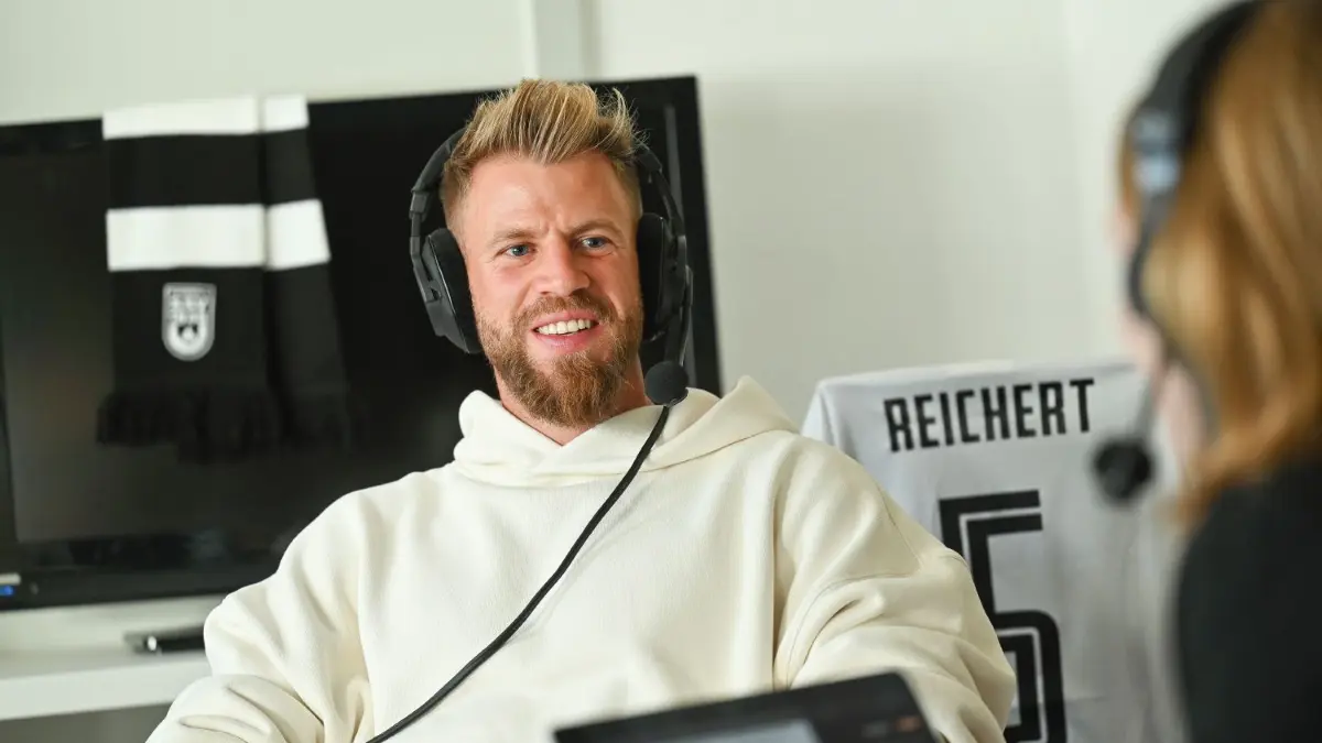 Podcast–Aufnahme mit Johannes Reichert: Der Kapitän des SSV Ulm 1846 Fußball ist in der neuen Folge von Spatzenfunk, dem Fußball–Podcast der SÜDWEST PRESSE, zu Gast. Ausgerechnet im Spitzenspiel gegen Dynamo Dresden am Sonntag im Donaustadion fehlt der 32–Jährige.
Ulm, Podcastfolge SSV Ulm 1846 mit Jo Reichert in der SWP