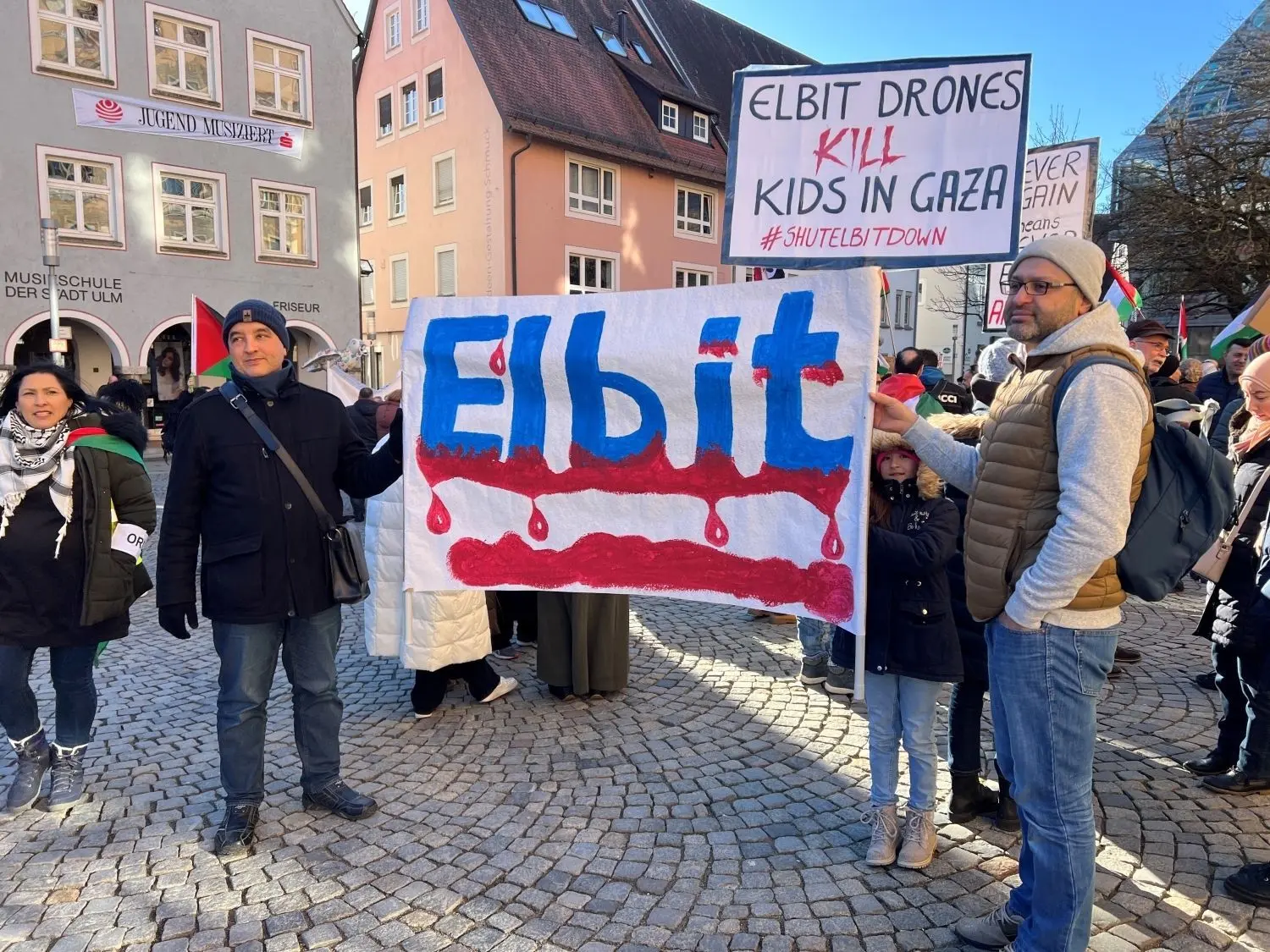 Shut Elbit down! Free, free Palastine! Stop War! Diese Rufe schallten am Samstagnachmittag (27.1.) durch die Ulmer Innenstadt