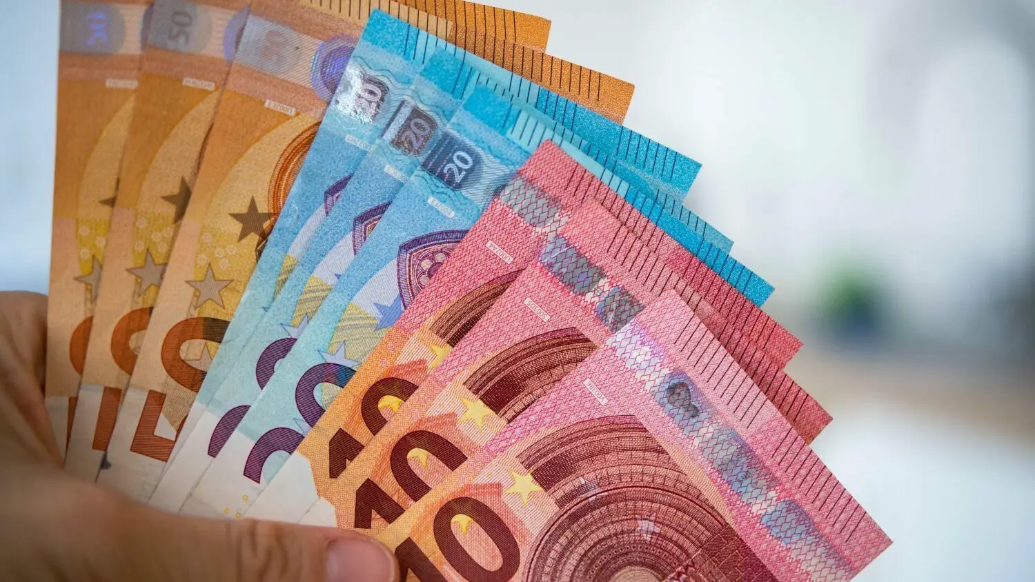 Weil die Hebesätze für die Grund– und Gewerbesteuer in Eisenhüttenstadt im Landesvergleich mit am höchsten sind, kassiert die Stadt mehr Geld.
ARCHIV - Eine Frau hält Banknoten von 10, 20 und 50 Euro gefächert in der Hand. Nordrhein-Westfalen erprobt in drei Modellkommunen, ob mit digitalisierten Schulbescheinigungen Kindergeldbetrug ausgeschlossen werden kann (zu dpa: «NRW setzt auf digitale Schulbescheinigungen gegen Kindergeld-Betrug»). +++ dpa-Bildfunk +++