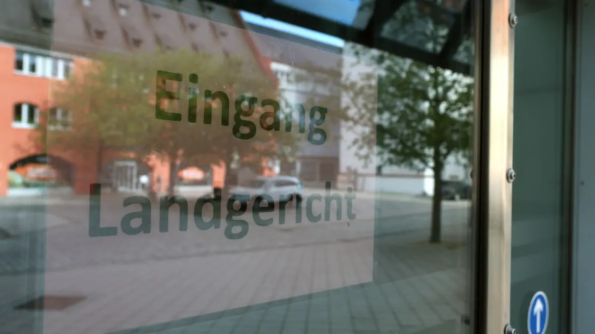 Landgericht Memmingen: ARCHIV - 25.04.2023, Bayern, Memmingen: Der Eingang zum Landgericht in der Innenstadt. (zu dpa: «Prozessauftakt: Ehefrau soll ihren Mann durch Brand ermordet haben») Foto: Karl-Josef Hildenbrand/dpa +++ dpa-Bildfunk +++