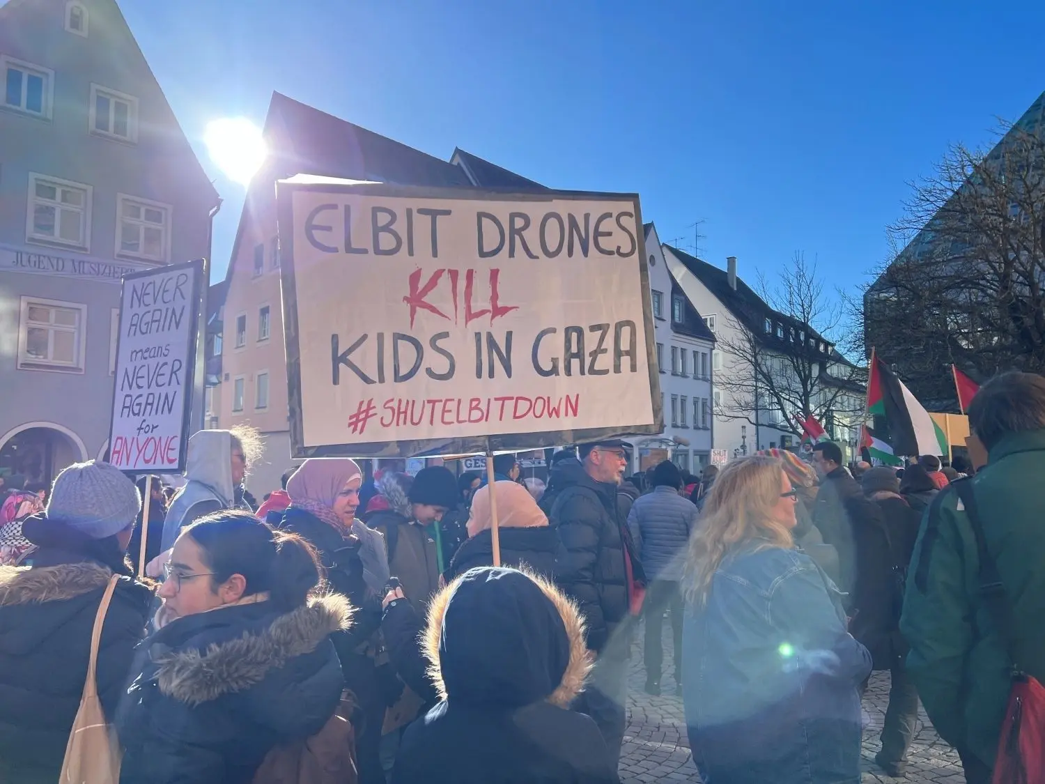 Die Demonstranten werfen Elbit vor, mit ihren Rüstungsgütern für das massakrieren der Bevölkerung Gazas mitverantwortlich zu sein.