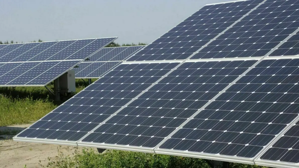 Strom aus Sonnenlicht: Auf Erneuerbare Energien wird auch in Falkenhagen gesetzt. Ob der „Solarpark Georgenthal“ an der B5 nun gebaut werden darf, musste der Gemeinderat final entscheiden. Wie ging das Votum aus? (Symbolbild)
ARCHIV - Die Solaranlage der Firma Saferay geht am 24.09.2011 auf dem ehemaligen Tagebaugelände Meuro bei Senftenberg offiziell in Betrieb. Im Kampf gegen den immer häufigeren Diebstahl von Solaranlagen setzen die Stadtwerke Senftenberg auf «künstliche DNA». Als erster Solarparkbetreiber in Deutschland habe sich das Unternehmen für diese Strategie entschieden, teilte ein Sprecher mit. Foto: Bernd Settnik/dpa +++(c) dpa - Bildfunk+++ | Verwendung weltweit