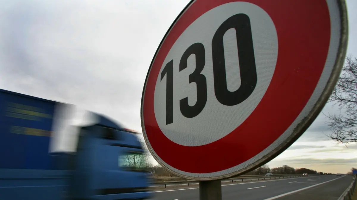 Kommt das Tempolimit zwischen den Dreeicken Havelland und Wittstock/Dosse zurück?
ARCHIV - 29.11.2007, Brandenburg, Mühlenbeck: An der Autobahn A 10 am nördlichen Berliner Ring unweit des brandenburgischen Mühlenbeck steht ein Tempo-130-Schild, aufgenommen am 29.11.2007.....Achtung, hier nur 130! Auf anderen Autobahn-Strecken dürfen Fahrer so schnell fahren, wie sie wollen. Foto: Patrick Pleul/dpa-Zentralbild/dpa - Honorarfrei nur für Bezieher des Dienstes dpa-Nachrichten für Kinder +++ dpa-Nachrichten für Kinder +++